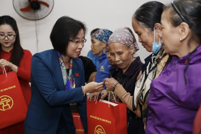 Đoàn đại biểu Quốc hội TP Hà Nội tặng quà Tết tại huyện Phúc Thọ
