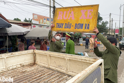 Ba Vì: Ra quân xử lý lấn chiếm lòng đường họp chợ tại Tỉnh lộ 414