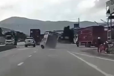 Nghệ An: Xe tải đang chạy bổng nổ lốp