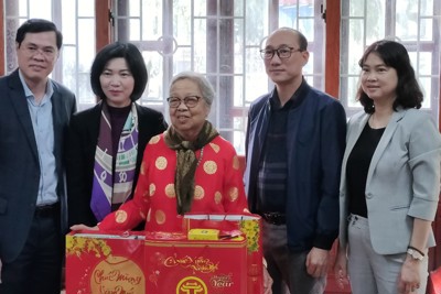 Phó Chủ tịch Thường trực HĐND TP thăm, tặng quà Tết tại quận Hoàng Mai