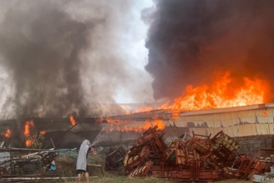 Bình Dương: Cháy lớn thiêu rụi nhà xưởng hàng nghìn m2