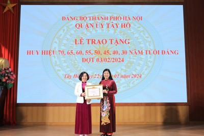 Lãnh đạo Thành phố Hà Nội trao Huy hiệu Đảng tại quận Tây Hồ