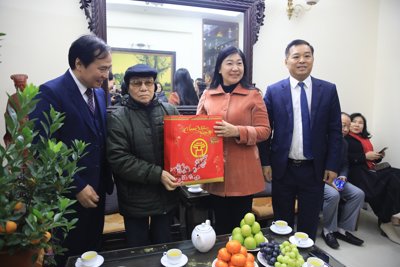 Chủ tịch Mặt trận Tổ quốc Thành phố tặng quà Tết các gia đình chính sách