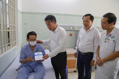Tặng quà và sổ BHXH, thẻ BHYT cho bệnh nhân nghèo tại TP Hồ Chí Minh