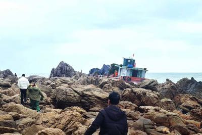 Quảng Ninh: Cứu hộ thành công hai thuyền viên gặp nạn trên biển