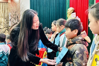 Hà Nội tặng 100 suất quà cho trẻ em hoàn cảnh khó khăn huyện Phú Xuyên