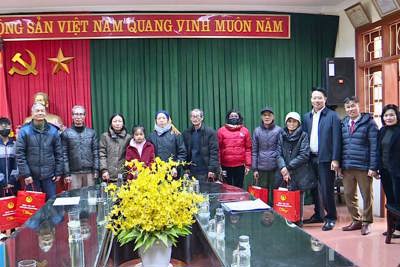 Quận Hà Đông thăm, tặng quà 170 đối tượng chính sách nhân dịp Tết Nguyên đán