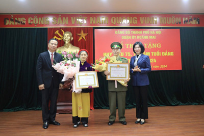 Quận ủy Hoàng Mai trao Huy hiệu Đảng cho 396 đảng viên lão thành