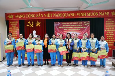 Đại biểu Quốc hội tặng quà Tết cho đoàn viên, NLĐ khó khăn huyện Gia Lâm