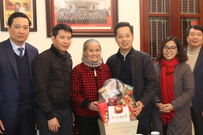 Quận Hoàn Kiếm: Thăm, tặng quà gia đình chính sách, hộ có hoàn cảnh khó khăn