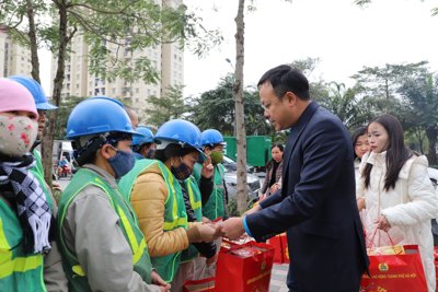 Hà Nội: Mang Tết đến sớm với các công nhân môi trường đô thị