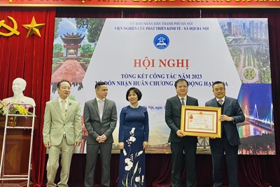 Viện Nghiên cứu phát triển KT-XH Hà Nội đón nhận Huân chương Lao động hạng Ba
