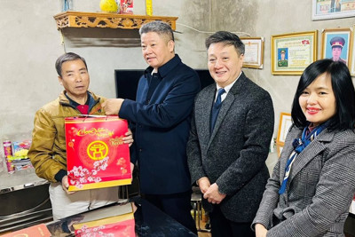 Lãnh đạo TP Hà Nội tặng quà Tết các gia đình chính sách huyện Thanh Oai