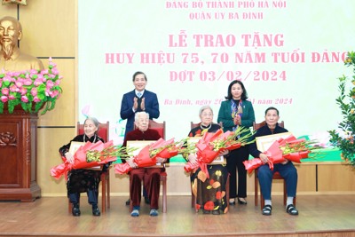 Lãnh đạo Thành phố trao Huy hiệu Đảng cho đảng viên lão thành quận Ba Đình