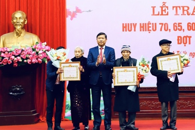 Trưởng ban Dân vận Thành ủy trao Huy hiệu Đảng tại huyện Thạch Thất