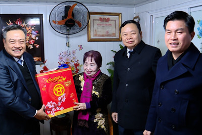 Chủ tịch UBND TP Hà Nội chúc Tết các gia đình chính sách quận Đống Đa