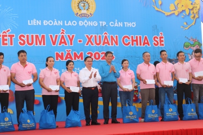 “Tết sum vầy-Xuân chia sẻ” - những phần quà ý nghĩa đến công nhân