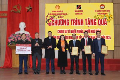 Agribank tặng quà 400 hộ nghèo quận Hoàng Mai