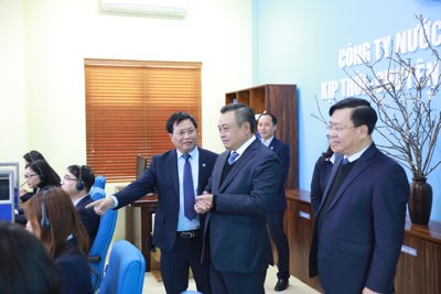 Chủ tịch Hà Nội thăm Công ty nước sạch Hà Nội và Phòng Cảnh sát QLHCTTXH