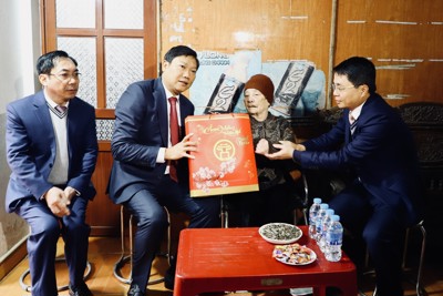 Lãnh đạo Thành phố tặng quà Tết các gia đình chính sách huyện Thạch Thất