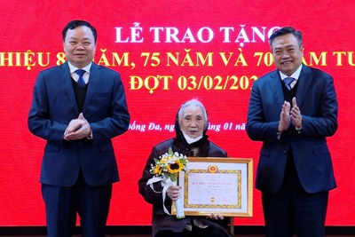 Chủ tịch Hà Nội trao Huy hiệu 80 năm tuổi đảng cho đảng viên lão thành