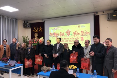 N&G Corp tặng quà cho các gia đình chính sách tại Phú Xuyên