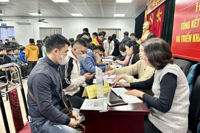 Người lao động vượt giá rét đi đăng ký dự thi tiếng Hàn vì lương cao