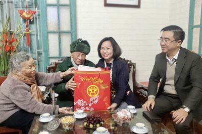 Bí thư Quận ủy Thanh Xuân Bùi Huyền Mai tặng quà các gia đình chính sách
