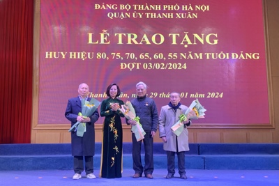 Quận Thanh Xuân trao Huy hiệu Đảng cho các đảng viên lão thành