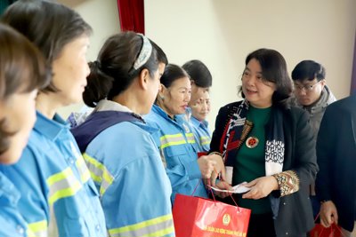 Công đoàn Hà Nội trao quà Tết tới đoàn viên, công nhân môi trường, vận tải