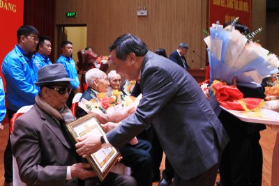 Lãnh đạo TP trao Huy hiệu Đảng cho đảng viên lão thành quận Hai Bà Trưng