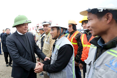 Bí thư Thành ủy Hà Nội tặng quà công nhân thi công đường Vành đai 4