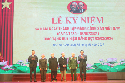Quận Bắc Từ Liêm trao tặng Huy hiệu Đảng cho 300 đảng viên đợt 3/2