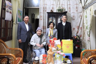 Lãnh đạo Thành phố Hà Nội thăm, chúc Tết các gia đình lão thành cách mạng