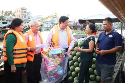 Cần Thơ trao quà Tết cho tiểu thương chợ nổi Cái Răng