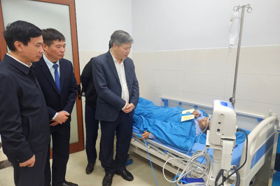Lãnh đạo BHXH Việt Nam thăm, tặng quà bệnh nhân bảo hiểm y tế dịp Tết