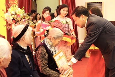 Huyện Thanh Oai: 131 đảng  viên được trao tặng, truy tặng Huy hiệu Đảng đợt 3/2