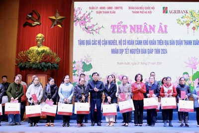 Quận Thanh Xuân trao quà Tết nhân ái cho các hộ có hoàn cảnh khó khăn