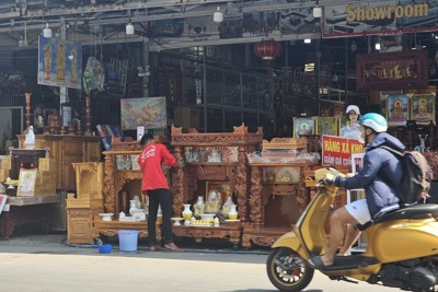 Phú Quốc: Lòng đường, vỉa hè bị chiếm dụng làm nơi buôn bán