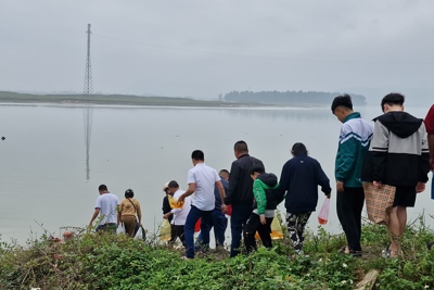 Nghệ An: Người dân  chen chân  phóng sinh cá chép
