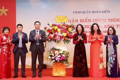 Gắn biển công trình Trường TH Quang Trung chào mừng 94 năm ngày thành lập Đảng