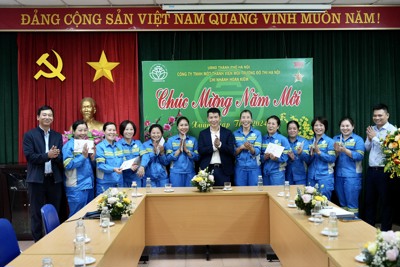 Quận Hoàn Kiếm: Động viên, chúc Tết công nhân vệ sinh môi trường