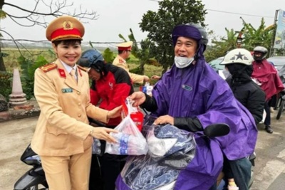 Nam Định: CSGT tặng quà cho người dân trên đường về quê đón Tết