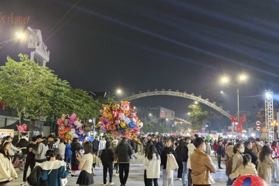 Nghệ An: Hàng nghìn người chờ đón phút giao thừa tại Quảng trường Hồ Chí Minh
