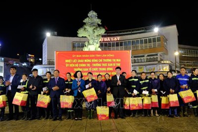 Đồng chí Trương Thị Mai chúc Tết công nhân môi trường tại Đà Lạt