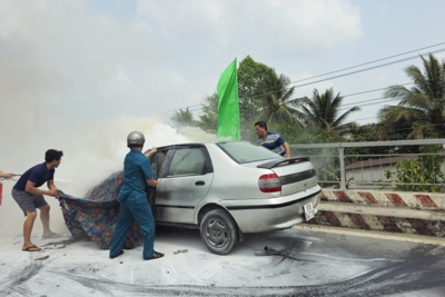 Xế hộp bốc cháy ngùn ngụt trong ngày cuối cùng năm Quý Mão