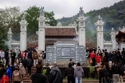 Hàng nghìn người đổ về đền Thánh Mẫu Liễu Hạnh cầu an đầu năm mới