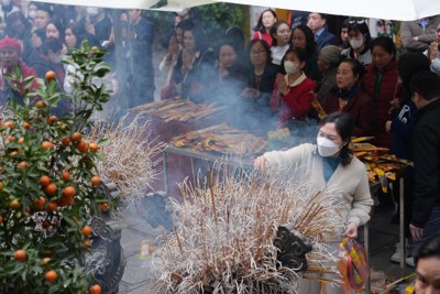 Chen chân đi lễ đầu năm tại chùa Quán Sứ
