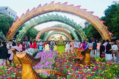 Người dân thích thú chụp hình lưu niệm tại đường hoa Nguyễn Huệ