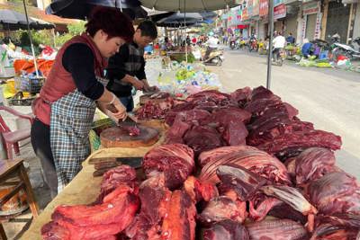 Hà Nội: Các chợ mở cửa kinh doanh, thịt bò và cá đắt hàng